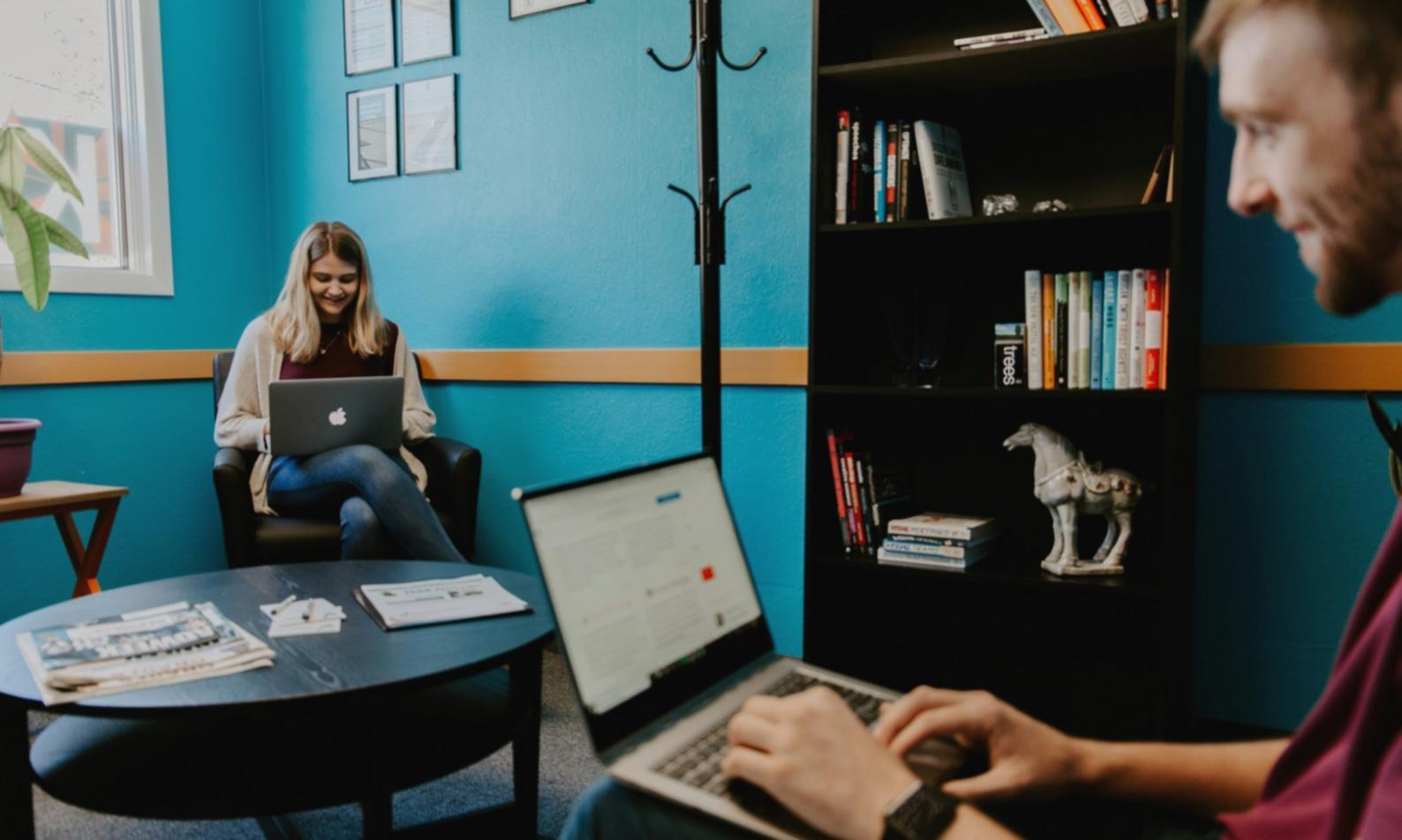 Étudiants de différentes régions participant à une formation en ligne